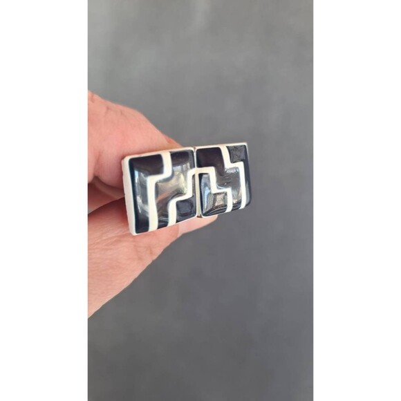 Vintage Blue and White Clip-ons Earrings - Picture 4 of 10